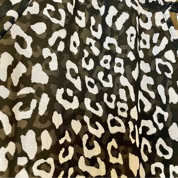 Torrid Blouse Leopard Print Black White Chiffon Surplice Drape Neckline Size 0X - Picture 9 of 11